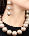 Orecchini balls in acrilico di colore fango - Mya Accessories