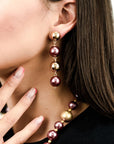 Orecchini balls in acrilico di colore rosa e oro - Mya Accessories