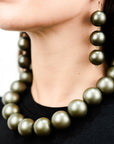 Orecchini balls in acrilico di colore verde militare - Mya Accessories