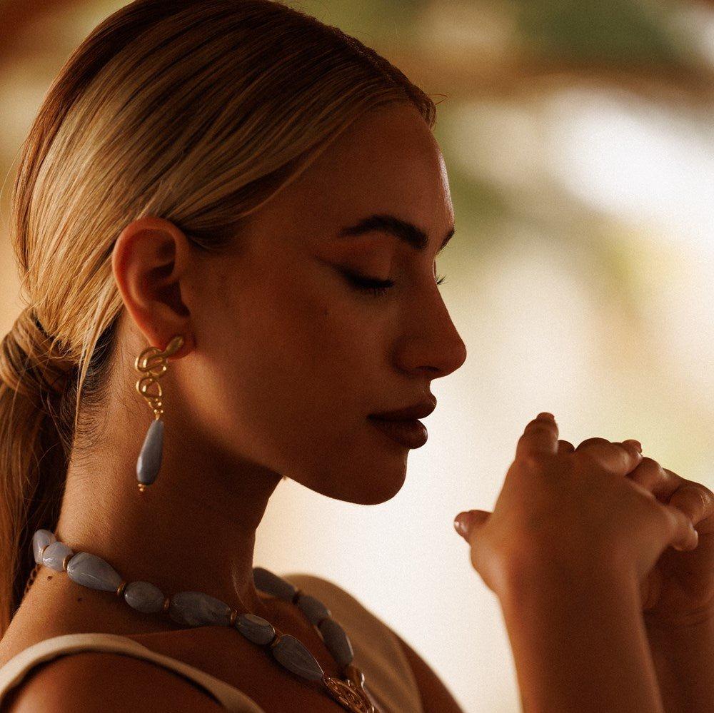 Orecchini con pietra a goccia azzurro - Mya Accessories