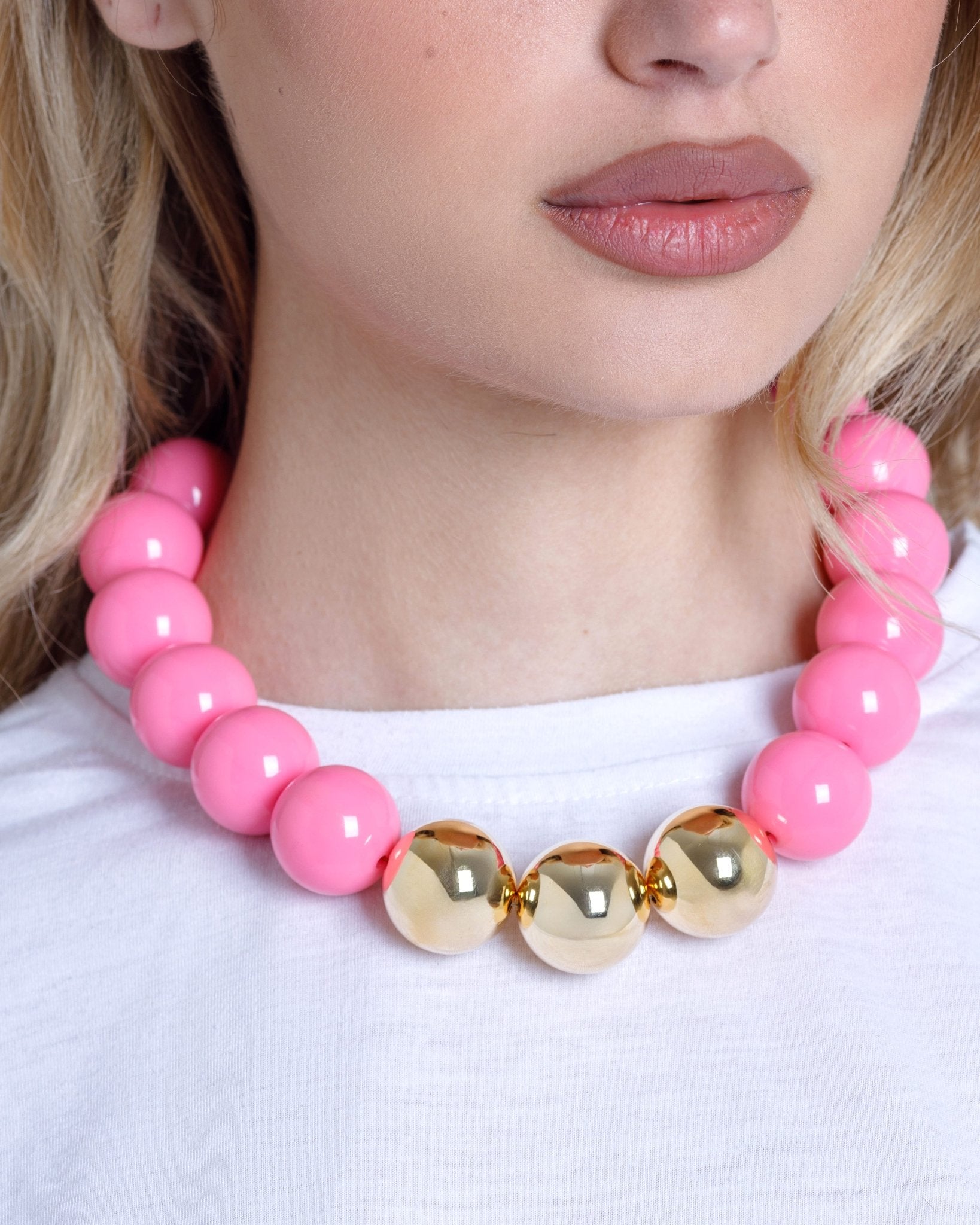 Collana girocollo in acrilico con sfere rosa di cui tre placcate in oro - Mya Accessories