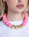 Collana girocollo in acrilico con sfere rosa di cui tre placcate in oro - Mya Accessories