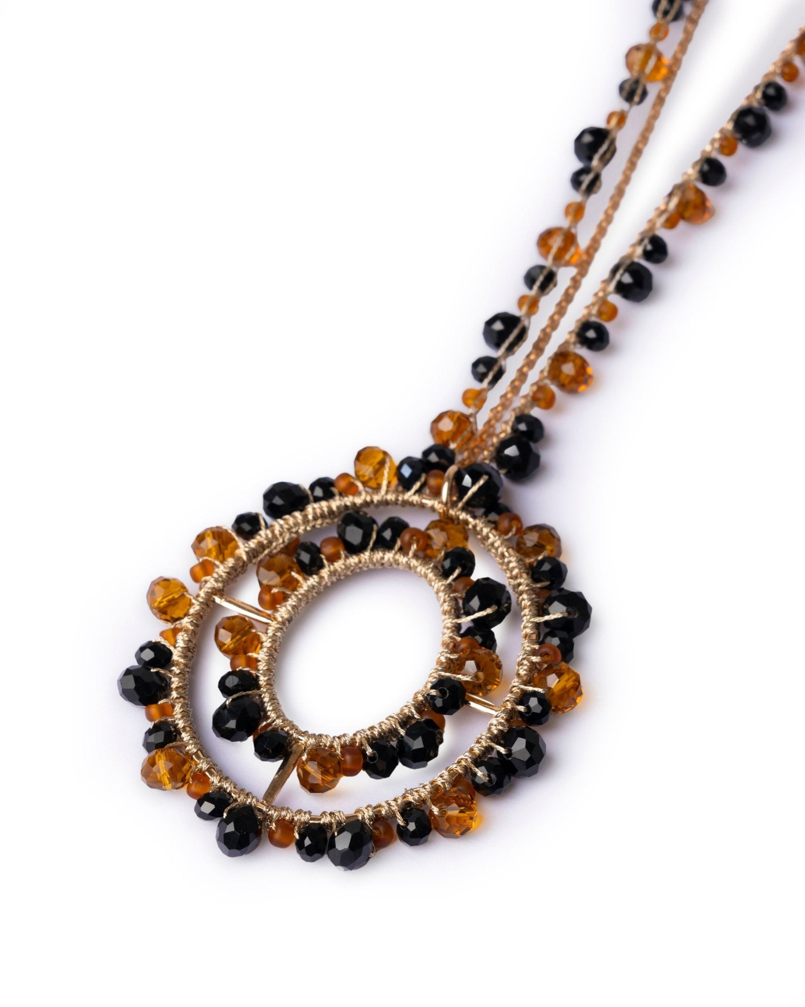 Collana lunga in tessuto con pendente, ricoperto di microcristalli in vetro arancio e nero - Mya Accessories