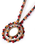 Collana lunga in tessuto con pendente, ricoperto di microcristalli in vetro marrone e rosso - Mya Accessories