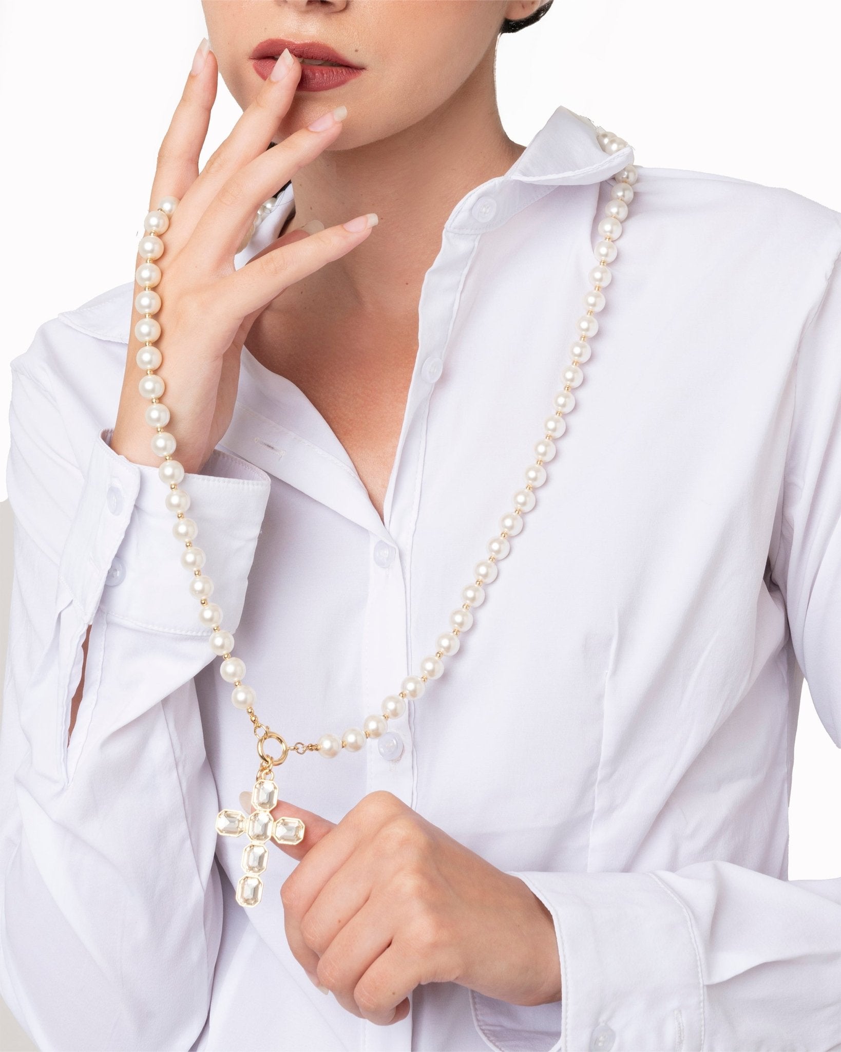 Collana lunga con perle in vetro e pendente a forma di croce - Mya Accessories
