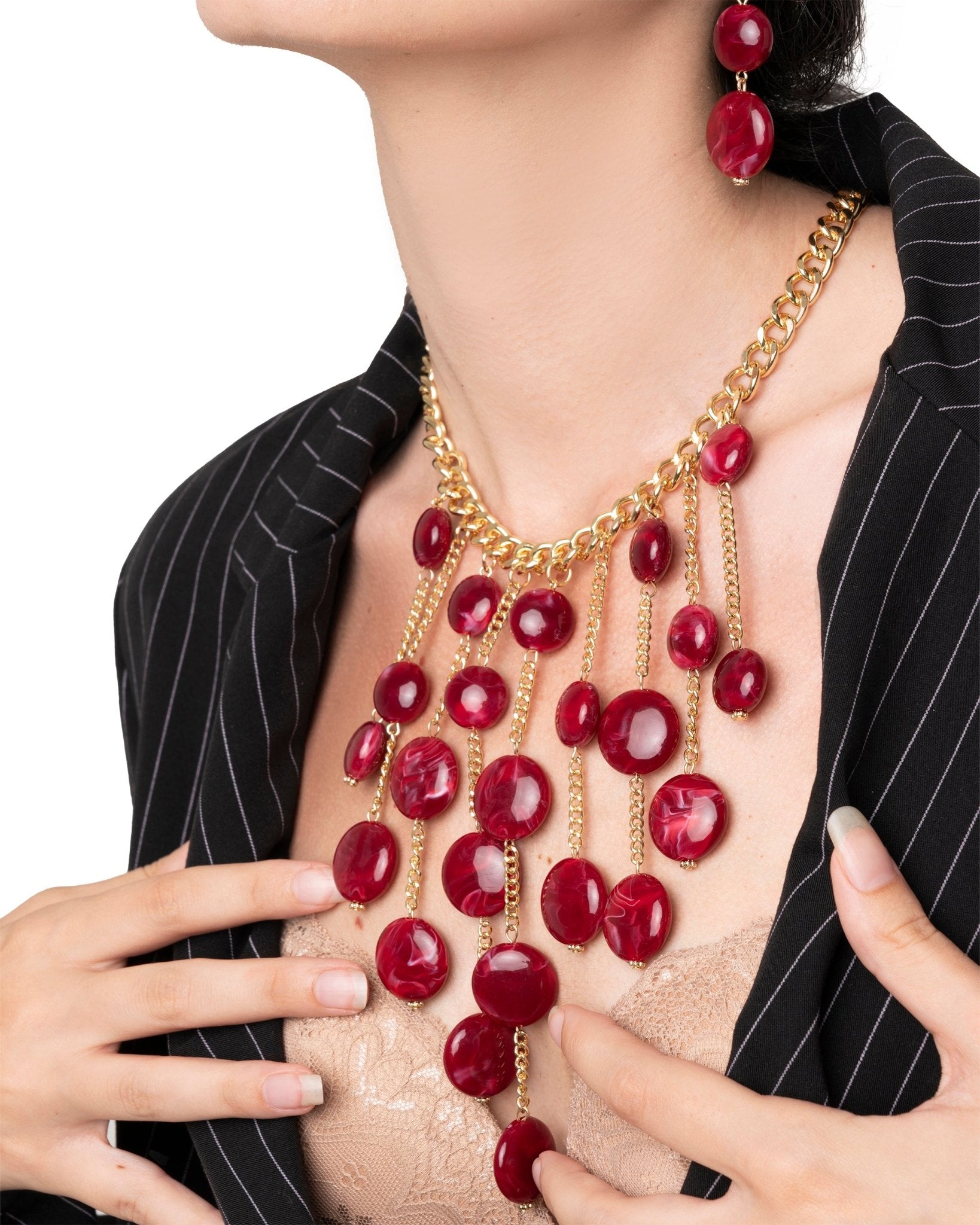 Collana girocollo a catena con pietre schiacciate in acrilico rosso pendenti - Mya Accessories