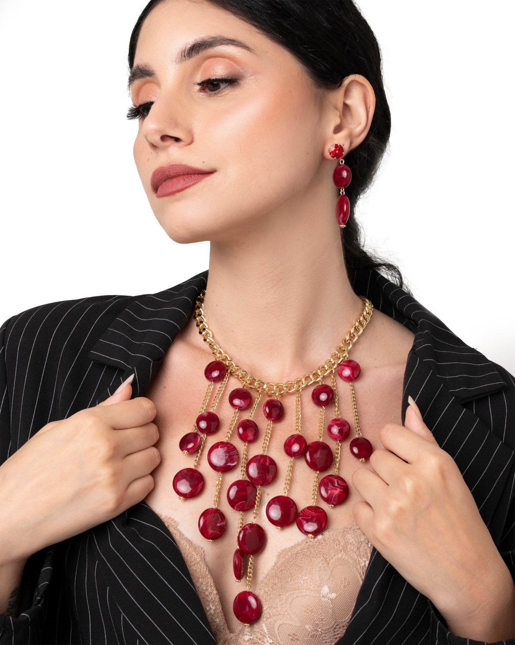 Collana girocollo a catena con pietre schiacciate in acrilico rosso pendenti - Mya Accessories