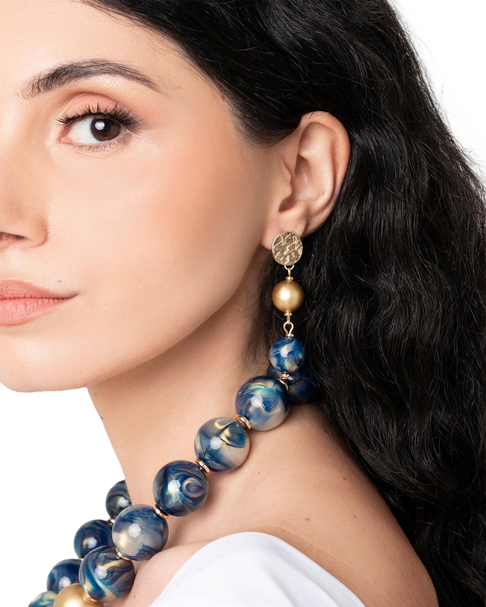 Orecchini pendenti con sfere in acrilico dalle nuances blu - Mya Accessories