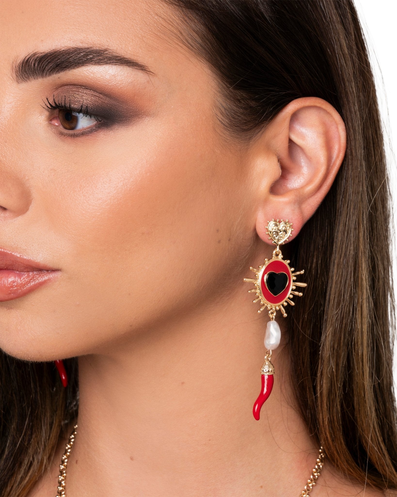 Orecchini pendenti smaltato rosso con corno, cuore sacro e perla - Mya Accessories