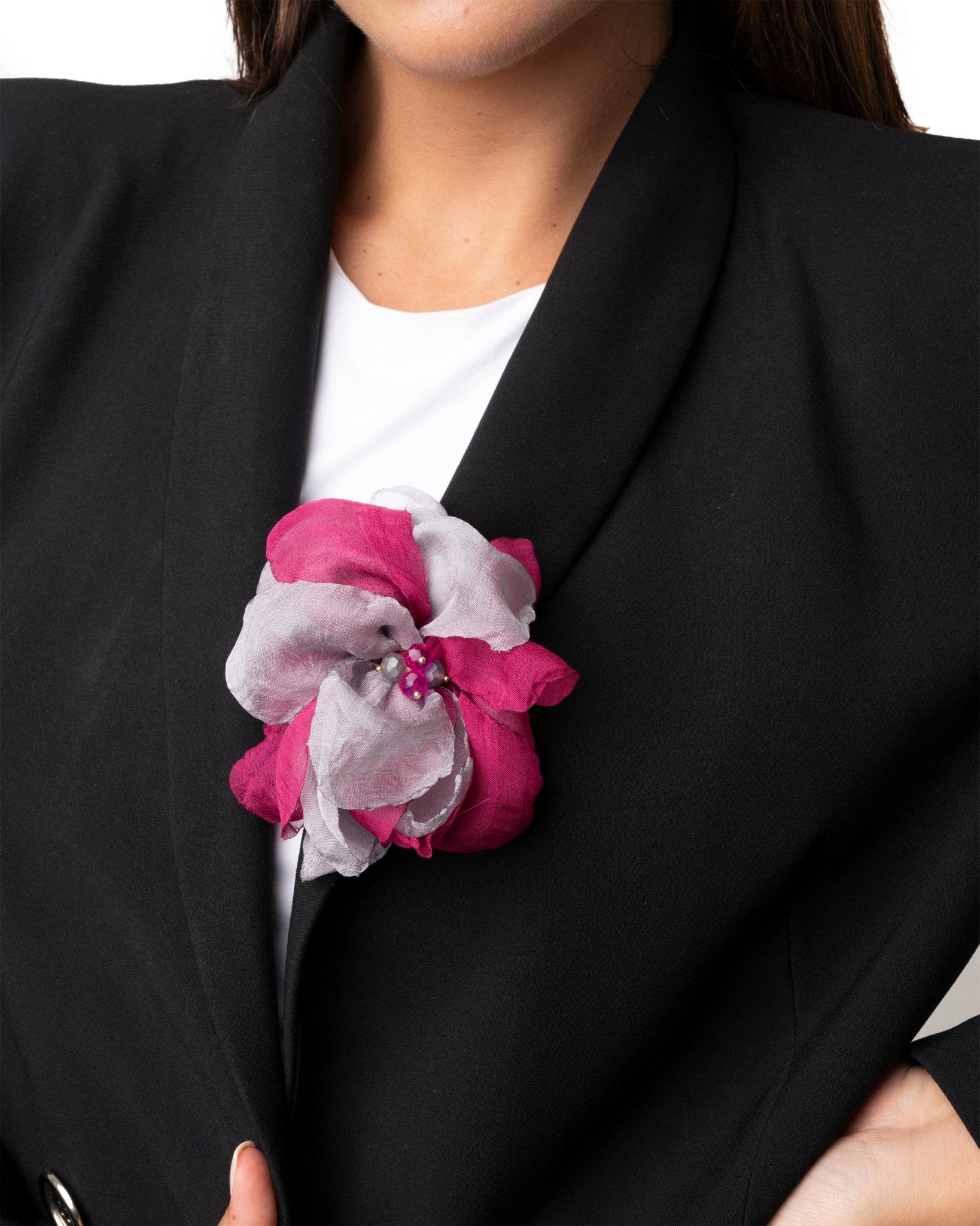 Spilla a forma di fiore in tessuto fucsia e grigio - Mya Accessories