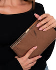 Borsa pochette lucida colore bronzo - Mya Accessories