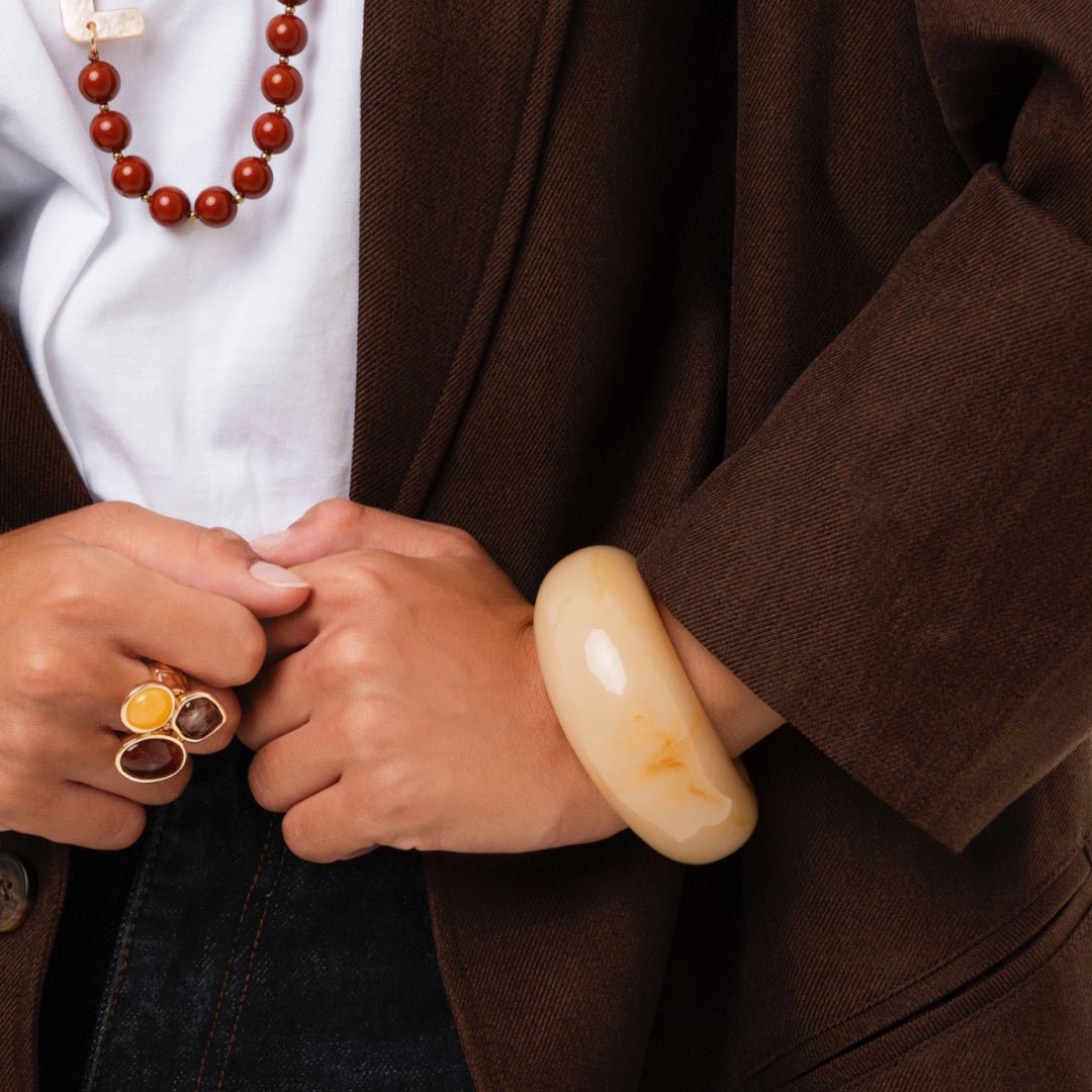 Bracciale semi luna rigido in resina beige - Mya Accessories