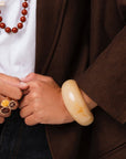 Bracciale semi luna rigido in resina beige - Mya Accessories