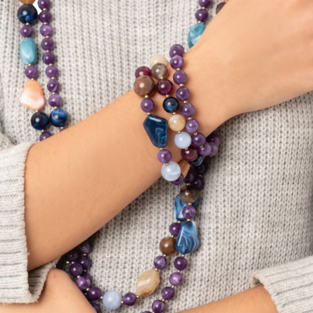 Bracciale elastico a tre linee con sfere in acrilico e vetro tono viola - Mya Accessories