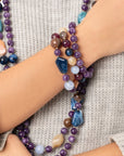 Bracciale elastico a tre linee con sfere in acrilico e vetro tono viola - Mya Accessories