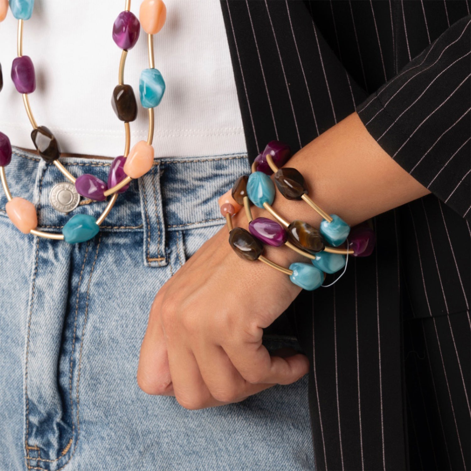 Bracciale elastico a quattro fili con inserti in metallo e pietre in acrilico multi viola - Mya Accessories