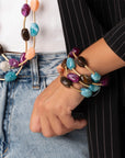 Bracciale elastico a quattro fili con inserti in metallo e pietre in acrilico multi viola - Mya Accessories