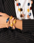 Bracciale elastico a quattro fili con inserti in metallo e pietre in acrilico multicolore - Mya Accessories