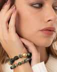 Bracciale elastico a due linee con sfere in resina, acrilico e vetro tono verde - Mya Accessories
