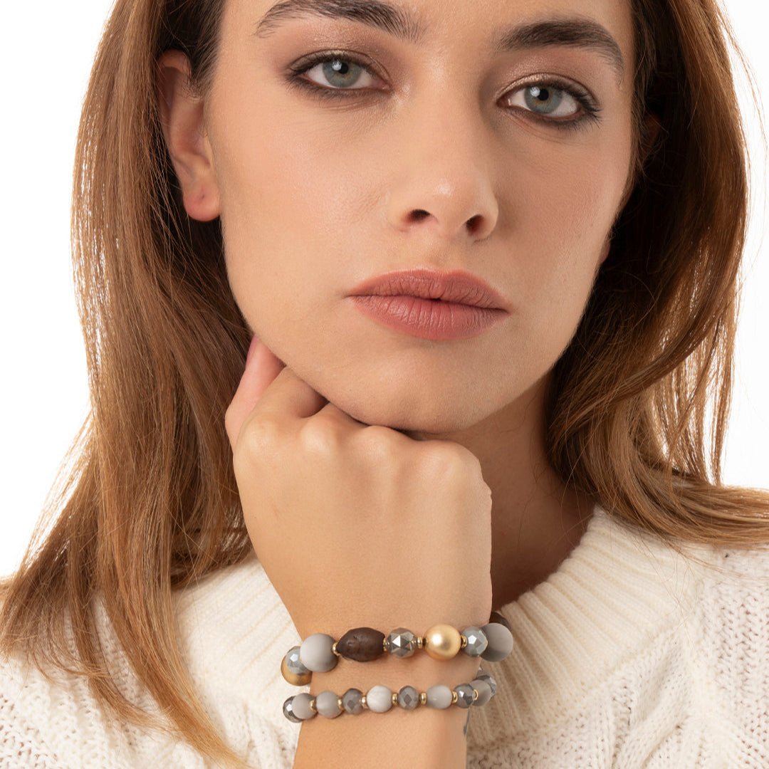 Bracciale elastico a due linee con sfere in resina, acrilico e vetro tono grigio - Mya Accessories