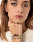 Bracciale elastico a due linee con sfere in resina, acrilico e vetro tono grigio - Mya Accessories