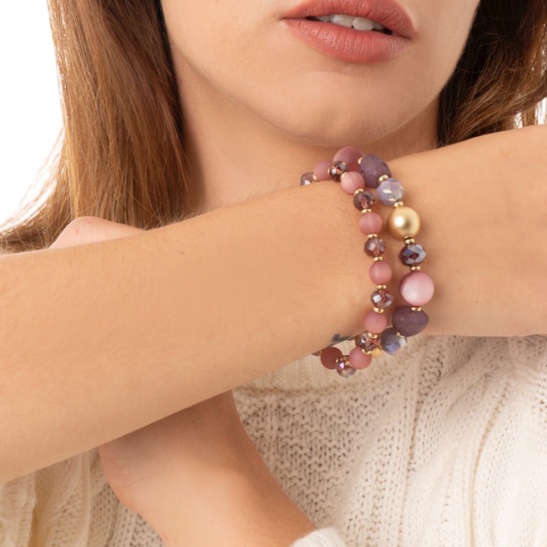 Bracciale elastico a due linee con sfere in resina, acrilico e vetro tono rosa - Mya Accessories