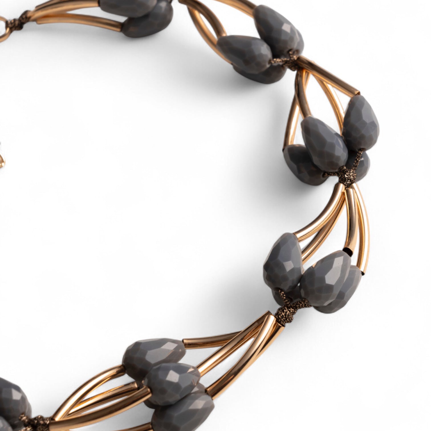 Collana girocollo strutturato in metallo con pietre in vetro grigie - Mya Accessories