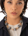 Collana girocollo strutturato in metallo con pietre in vetro grigie - Mya Accessories