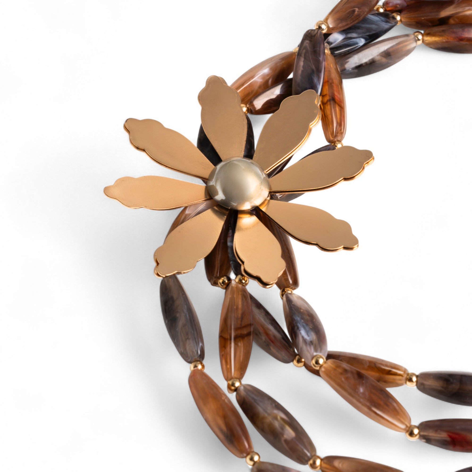 Collana girocollo multifili con pietre in acrilico dalle nuances marroni con fiore in metallo - Mya Accessories