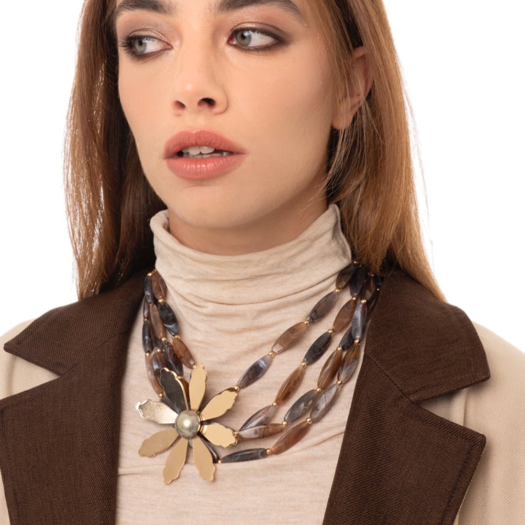 Collana girocollo multifili con pietre in acrilico dalle nuances marroni con fiore in metallo - Mya Accessories