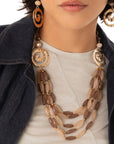 Collana a catena multilinee in acrilico tono beige, con inserti di spirale in metallo - Mya Accessories