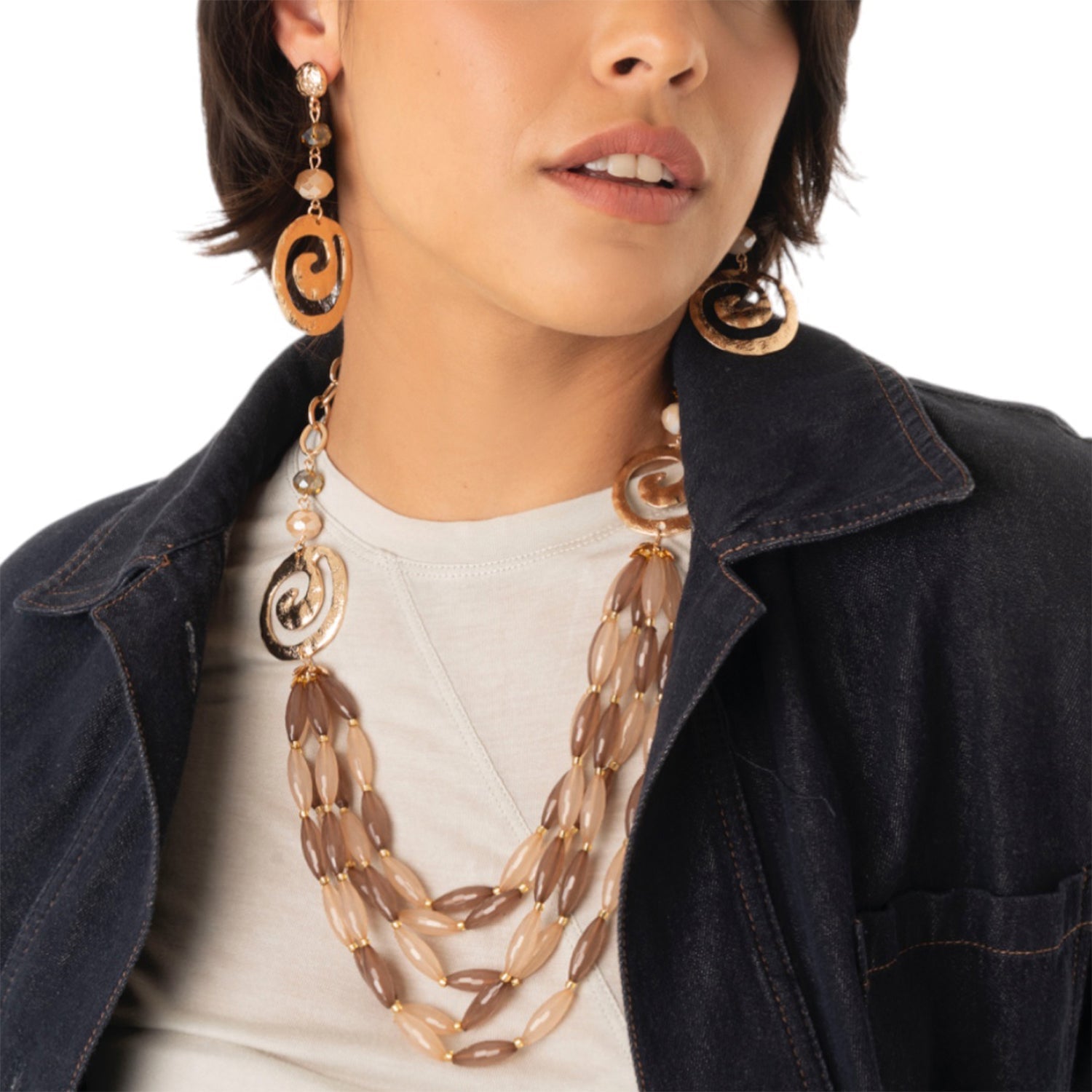 Collana a catena multilinee in acrilico tono beige, con inserti di spirale in metallo - Mya Accessories