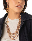 Collana a catena multilinee in acrilico tono beige, con inserti di spirale in metallo - Mya Accessories