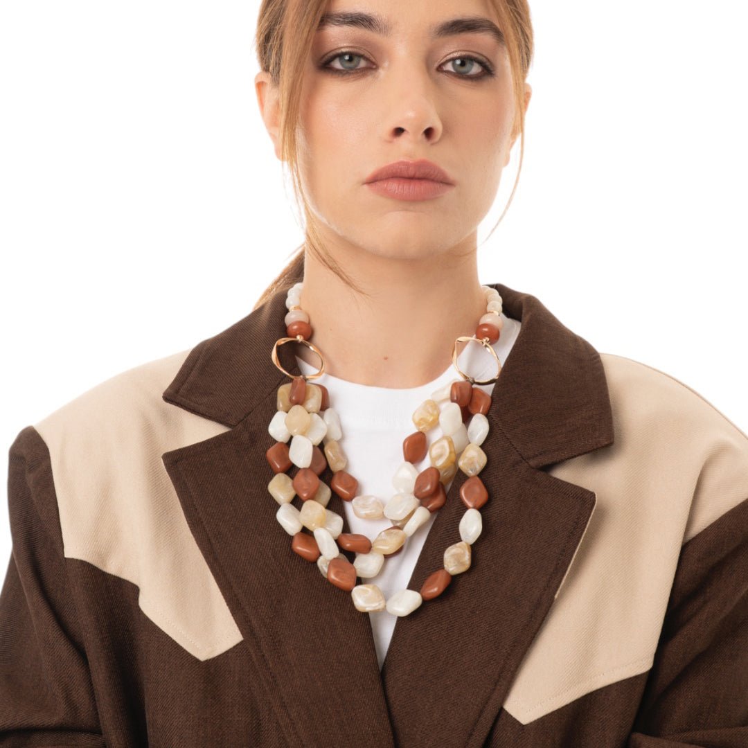Collana multi filo con pietre in acrilico tono beige - Mya Accessories