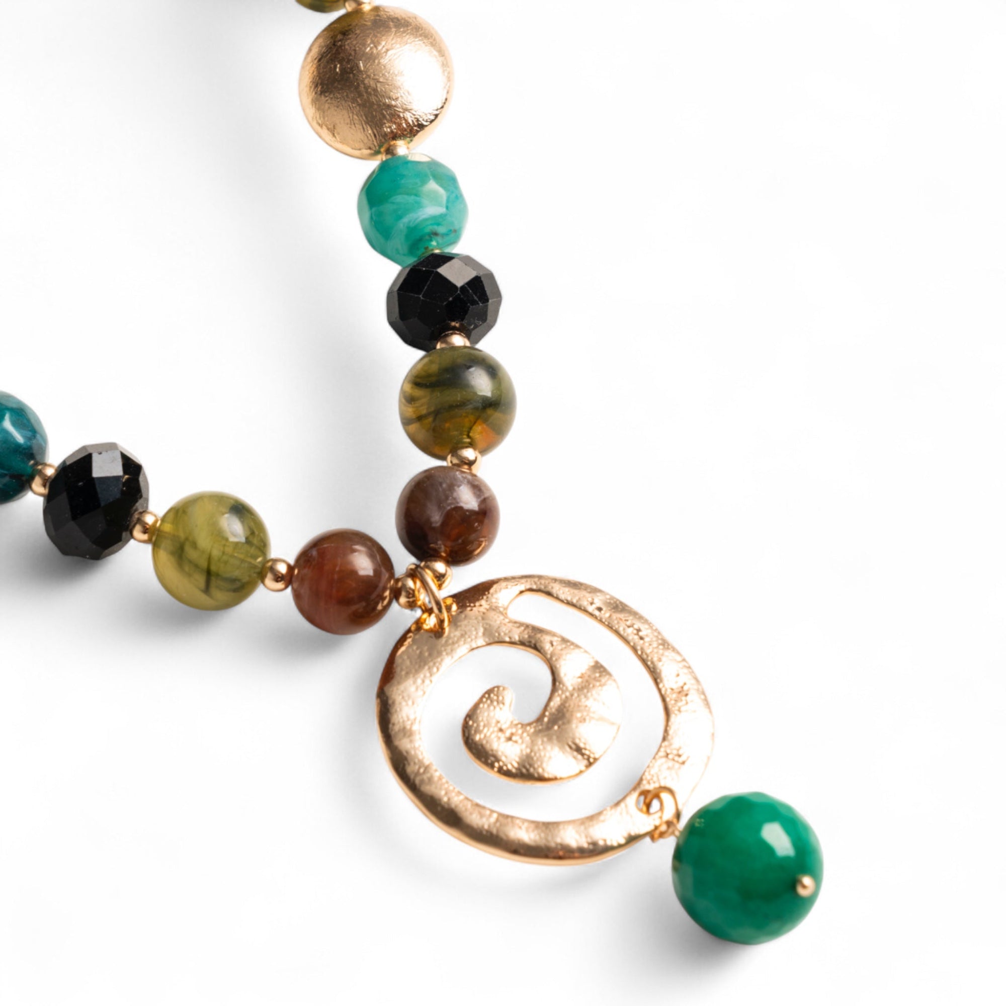 Collana girocollo con pietre in acrilico tono verde, pendente a spirale - Mya Accessories