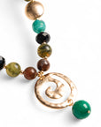 Collana girocollo con pietre in acrilico tono verde, pendente a spirale - Mya Accessories