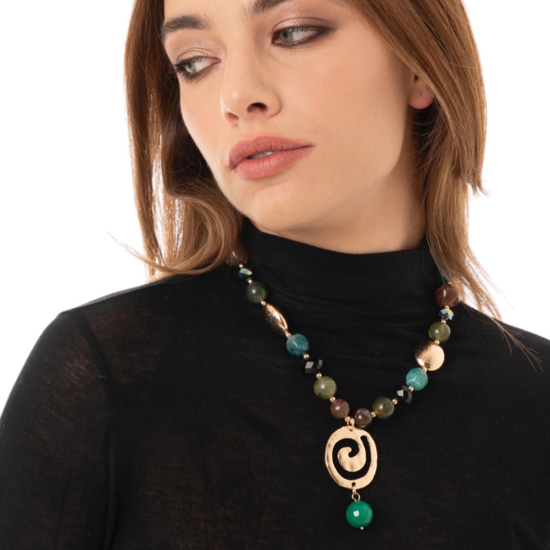 Collana girocollo con pietre in acrilico tono verde, pendente a spirale - Mya Accessories