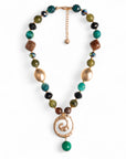 Collana girocollo con pietre in acrilico tono verde, pendente a spirale - Mya Accessories