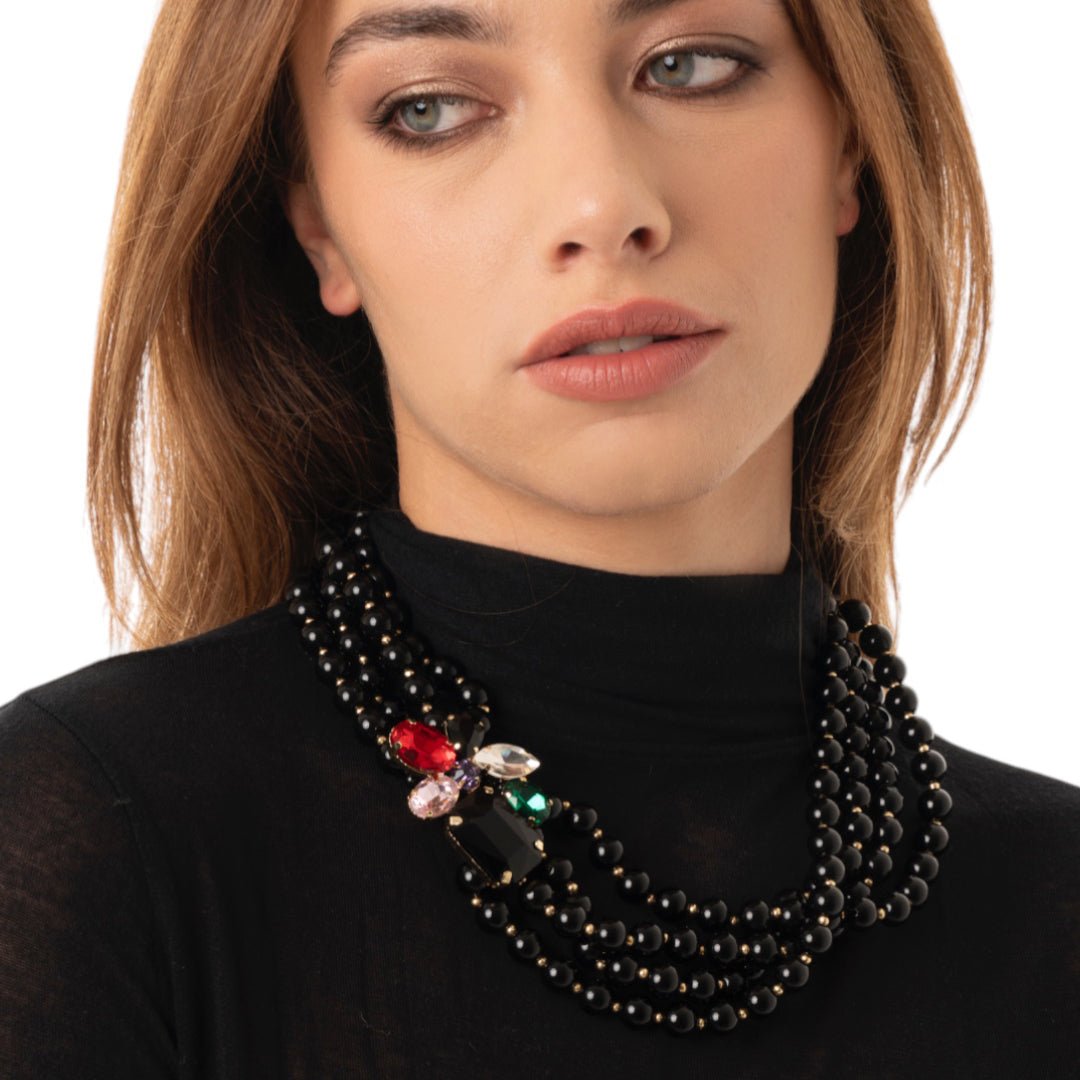 Collana girocollo multifilo con sfere in acrilico nere e fiore con pietre in vetro multicolore - Mya Accessories
