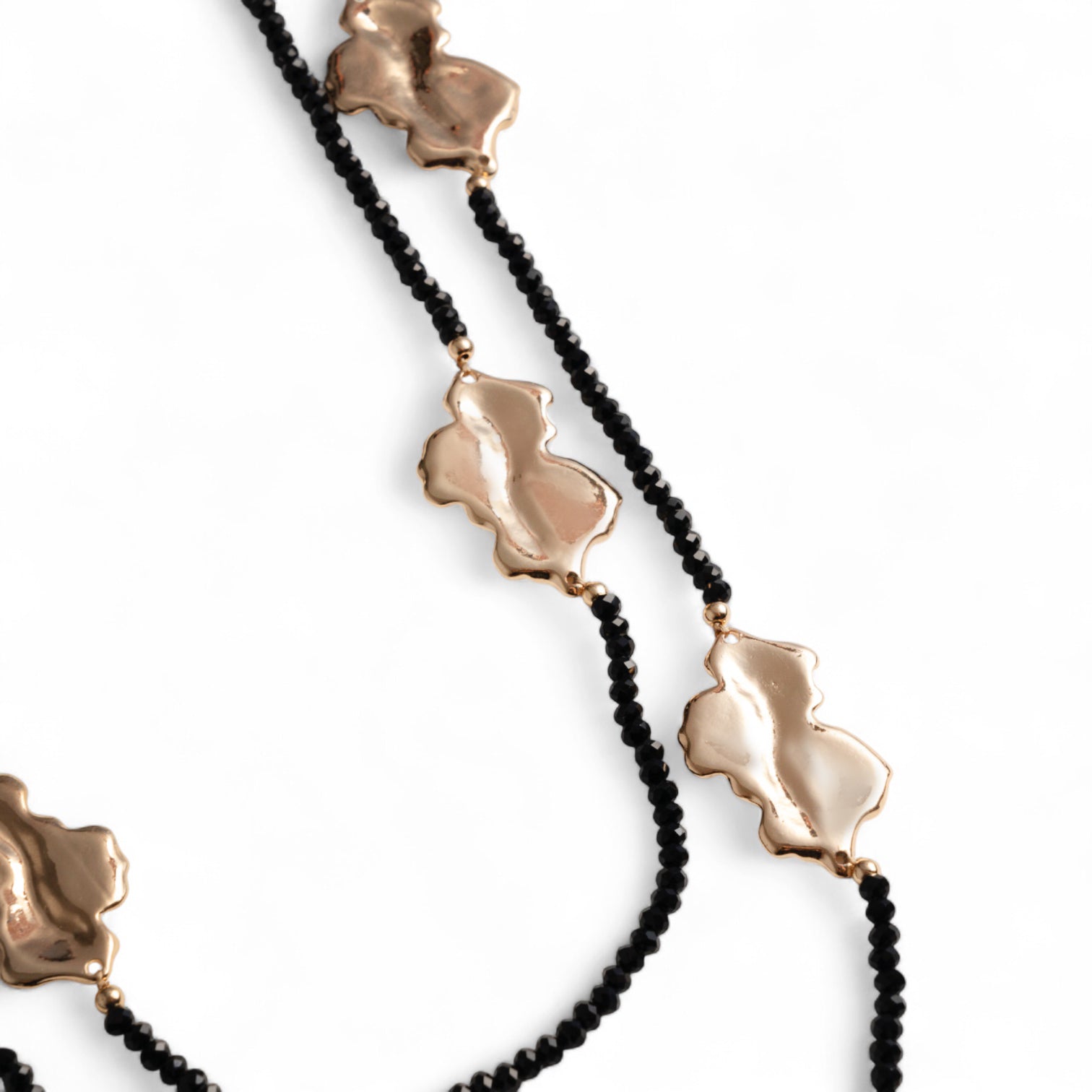 Collana lunga con micro cristalli in vetro neri ed inserti in metallo martellato - Mya Accessories