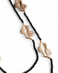 Collana lunga con micro cristalli in vetro neri ed inserti in metallo martellato - Mya Accessories