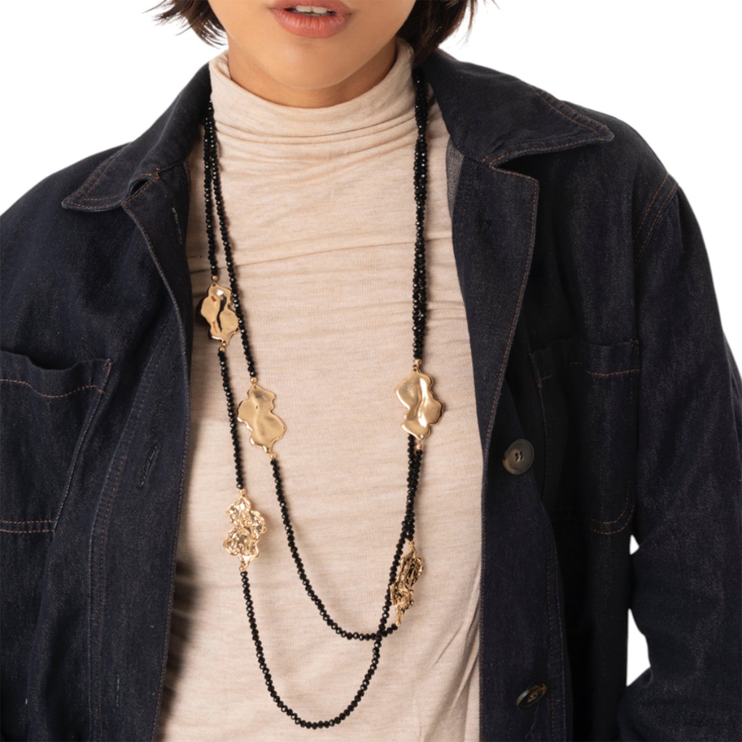 Collana lunga con micro cristalli in vetro neri ed inserti in metallo martellato - Mya Accessories
