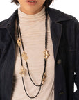 Collana lunga con micro cristalli in vetro neri ed inserti in metallo martellato - Mya Accessories