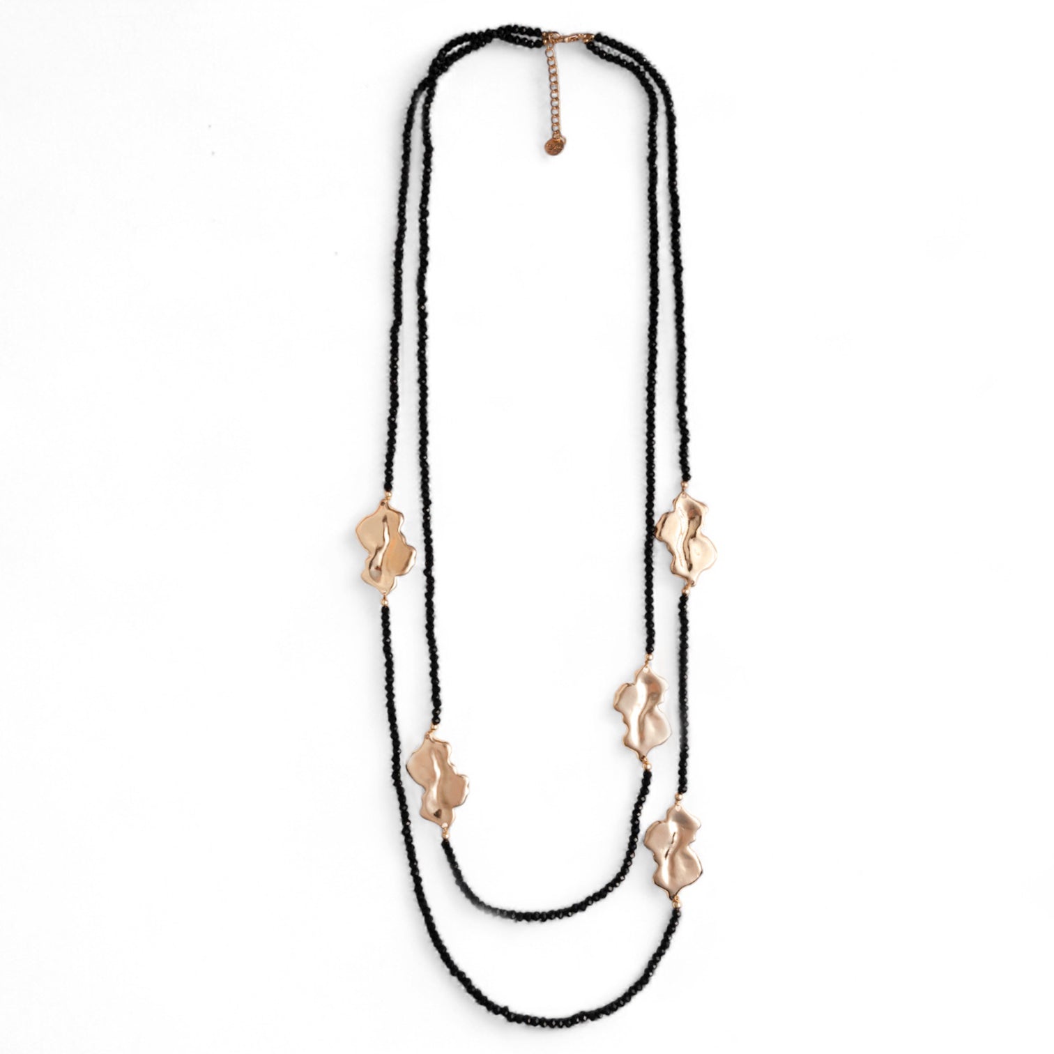 Collana lunga con micro cristalli in vetro neri ed inserti in metallo martellato - Mya Accessories