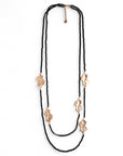Collana lunga con micro cristalli in vetro neri ed inserti in metallo martellato - Mya Accessories