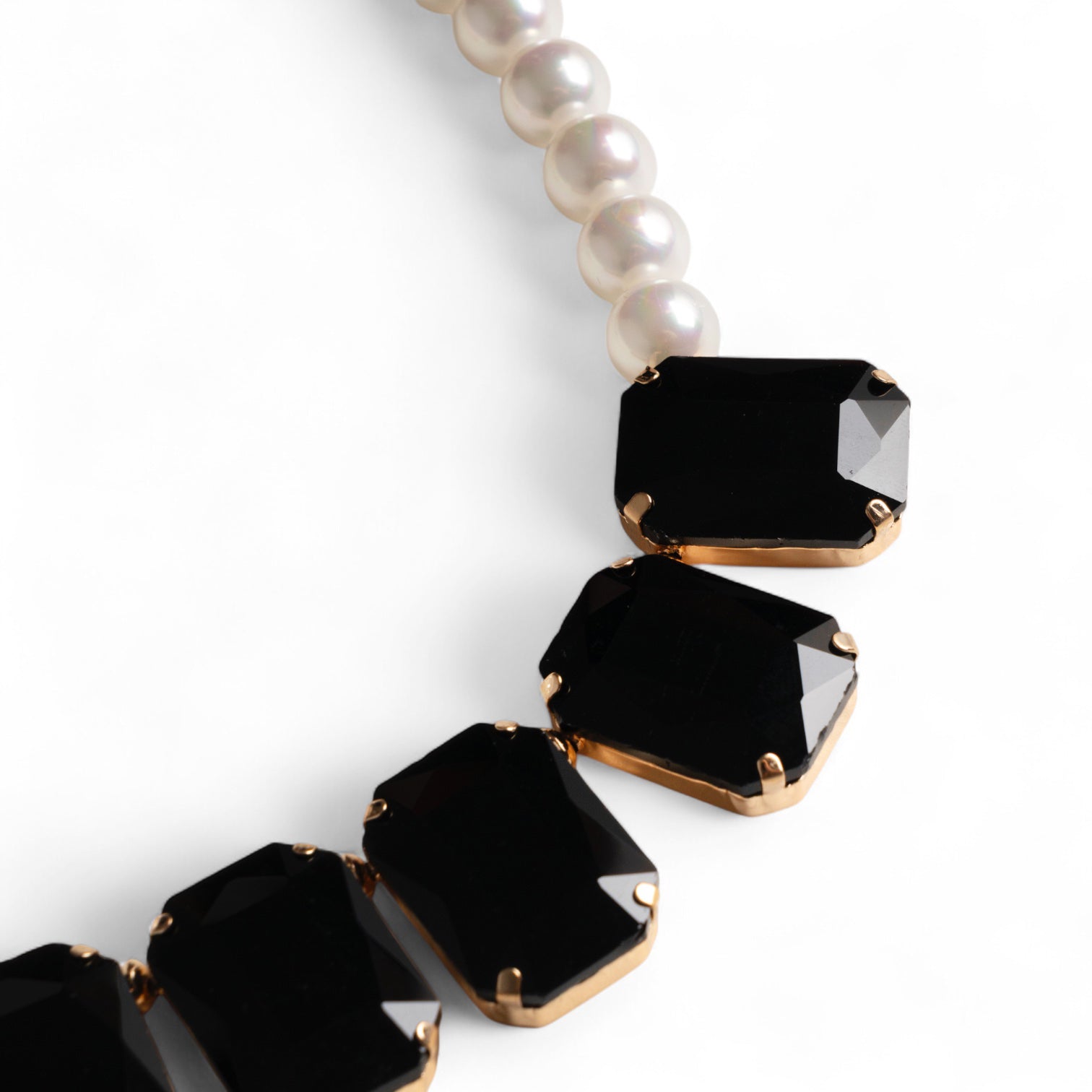 Collana girocollo con sfere bianche e pietre in vetro nere - Mya Accessories