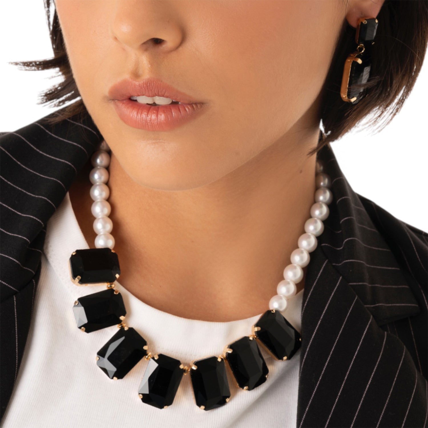 Collana girocollo con sfere bianche e pietre in vetro nere - Mya Accessories