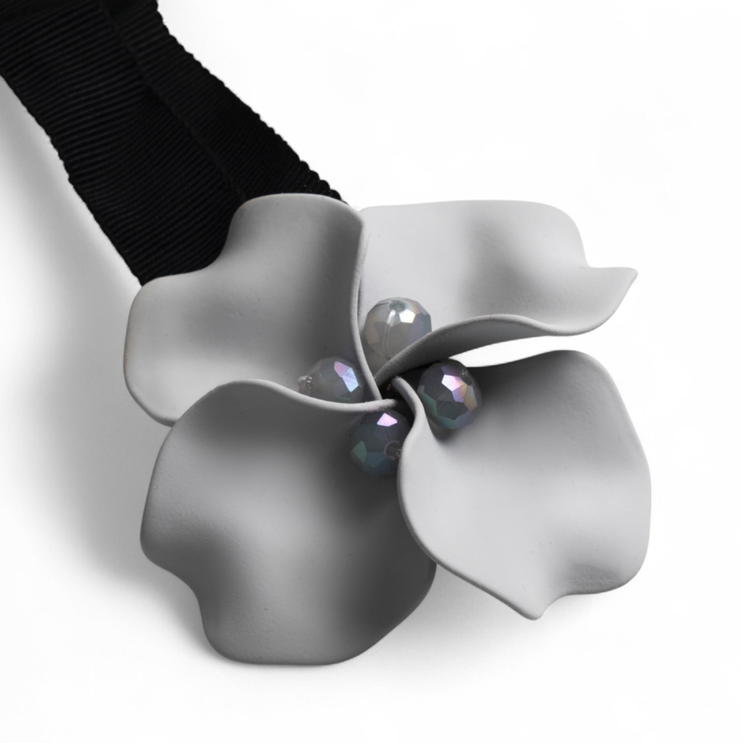Chocker in tessuto nero con fiore grigio - Mya Accessories