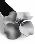 Chocker in tessuto nero con fiore grigio - Mya Accessories