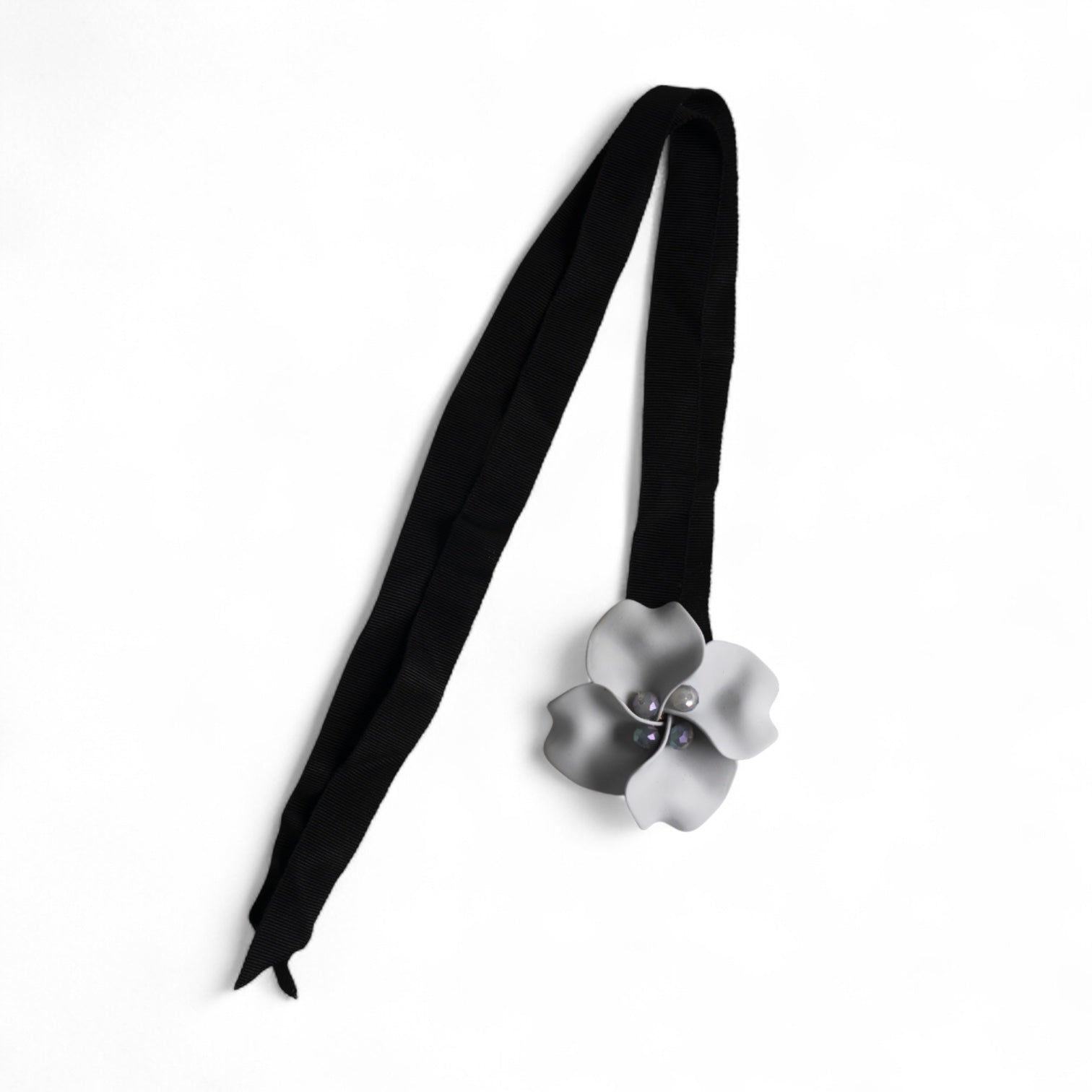 Chocker in tessuto nero con fiore grigio - Mya Accessories